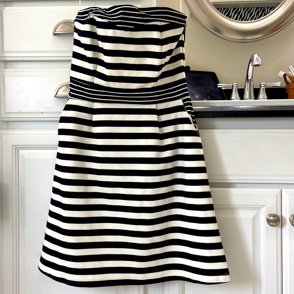 The Limited strapless B&W dress. Size small. With pockets.